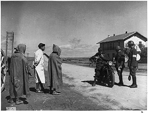 צילומים היסטוריים צילום: זקיפים בודקים ניירות, שליח אופנועים במחסום, גברים אתיופיים, ג1941