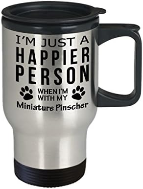 חובב כלבים טיול ספל קפה - אדם שמח יותר עם פינצ'ר מיניאטורי - מתנות הצלה בעלים
